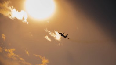 Gün batımında uçan askeri jet
