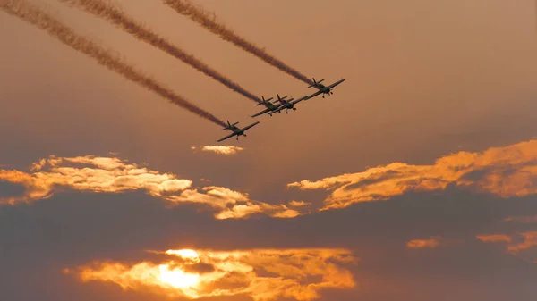 4 uçak oluşumu içinde bir airshow gösteri — Stok fotoğraf