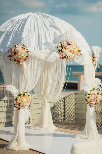 Cerimônias de casamento arco — Fotografia de Stock