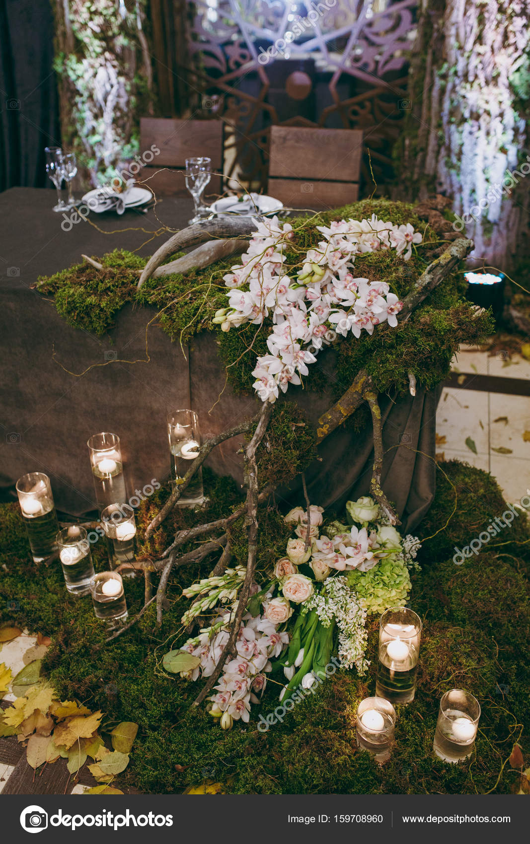 Mobiliario de boda con flores blancas en la mesa de madera — Foto de