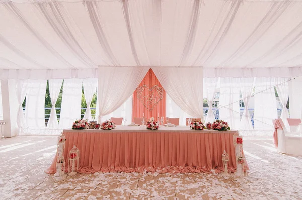 Decoratie van tafels op de bruiloft — Stockfoto