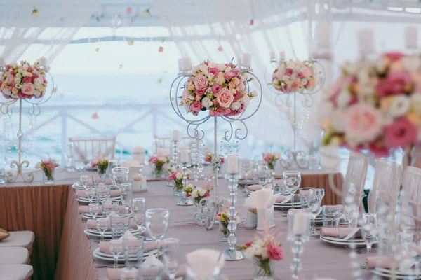 Tischdekoration bei der Hochzeit — Stockfoto