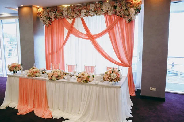 Decoration of tables at the wedding