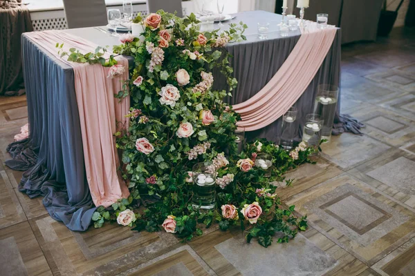 Decoratie van tafels op de bruiloft — Stockfoto