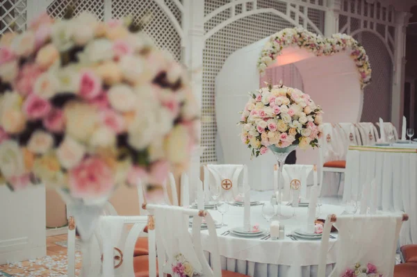 Decoratie van tafels op de bruiloft — Stockfoto