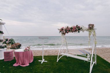 Orijinal mini-vazolar şeklinde ve asılı çiçek demetleri çiçek dekorasyon düğün