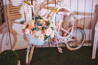 Orijinal mini-vazolar şeklinde ve asılı çiçek demetleri çiçek dekorasyon düğün