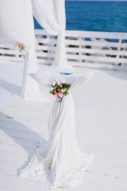 Mini vazo ve tavandan sarkan çiçek buketleri şeklinde orijinal düğün çiçekleri.