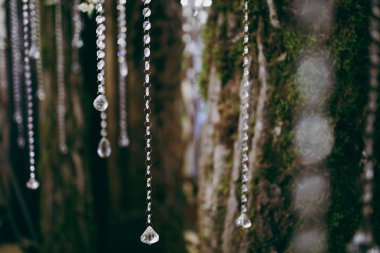 Mini vazo ve tavandan sarkan çiçek buketleri şeklinde orijinal düğün çiçekleri.