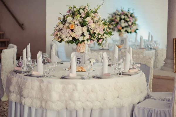 Dekoration av tabeller på bröllopet — Stockfoto