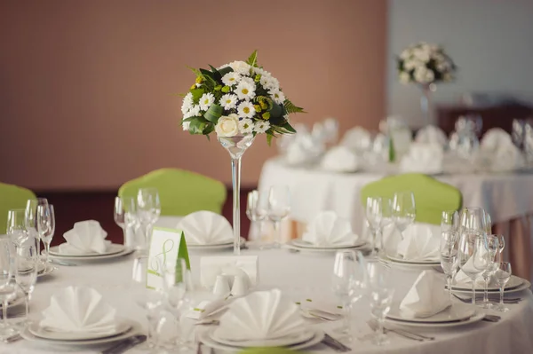 Украшение столов на свадьбе — стоковое фото