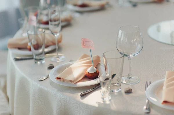 Украшение столов на свадьбе — стоковое фото