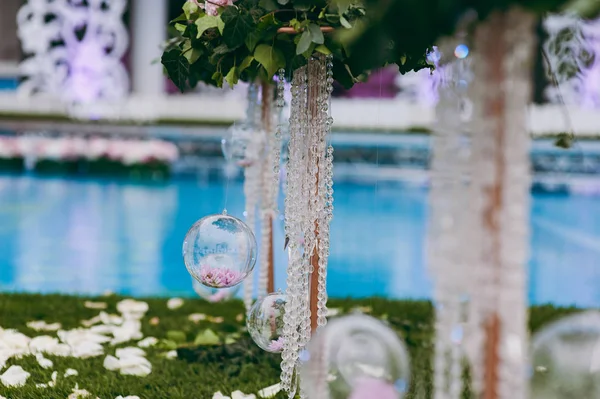 Decoração floral do casamento original na forma de mini-vasos e buquês de flores penduradas no teto — Fotografia de Stock