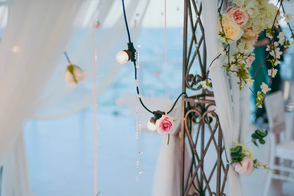 Оригинальное свадебное украшение в виде мини-ваз и букетов цветов, свисающих с потолка — стоковое фото