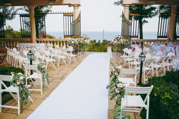 Decoração floral do casamento original na forma de mini-vasos e buquês de flores penduradas no teto — Fotografia de Stock