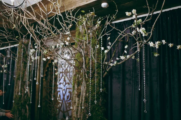 Decoração floral do casamento original na forma de mini-vasos e buquês de flores penduradas no teto — Fotografia de Stock