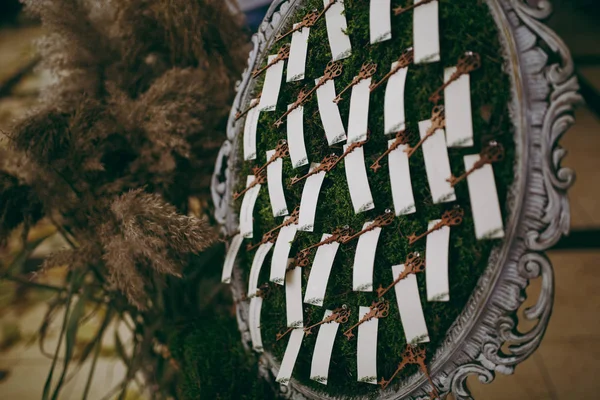 Origineller Hochzeitsfloralschmuck in Form von Mini-Vasen und Blumensträußen, die von der Decke hängen — Stockfoto