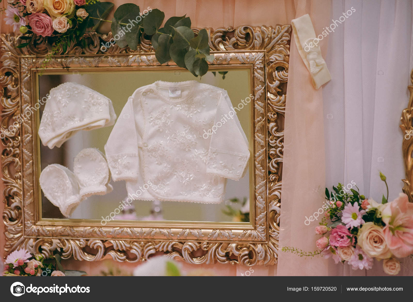 天井から吊るされたミニ花瓶や花の花束の形でオリジナルの結婚式の花の装飾 ストック写真 C Dmvasilenko