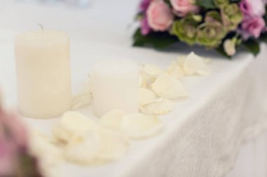 Mini vazo ve tavandan sarkan çiçek buketleri şeklinde orijinal düğün çiçekleri.