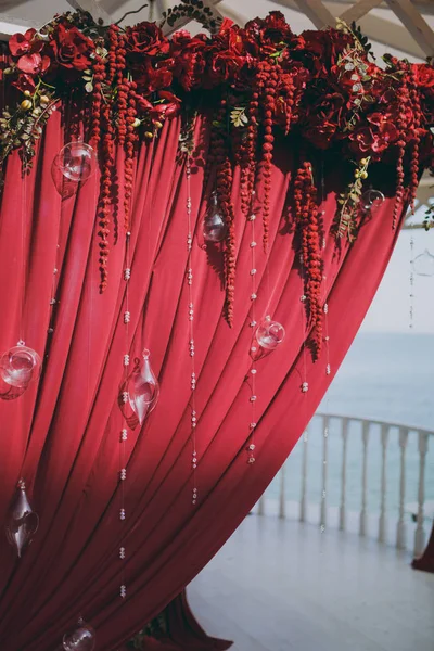 Oryginalna dekoracja ślubna w formie mini-wazonów i bukietów kwiatów wiszących na suficie — Zdjęcie stockowe