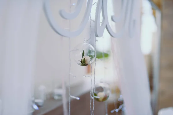 Origineller Hochzeitsfloralschmuck in Form von Mini-Vasen und Blumensträußen, die von der Decke hängen — Stockfoto