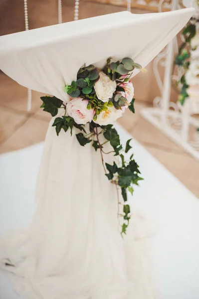 Decoração floral do casamento original na forma de mini-vasos e buquês de flores penduradas no teto — Fotografia de Stock
