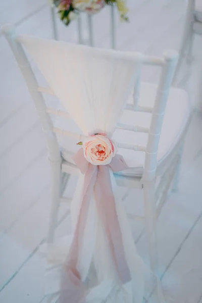 Az esküvőn székek díszítése — Stock Fotó