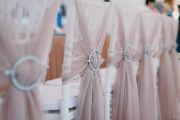 Декорування стільців на весіллі — стокове фото