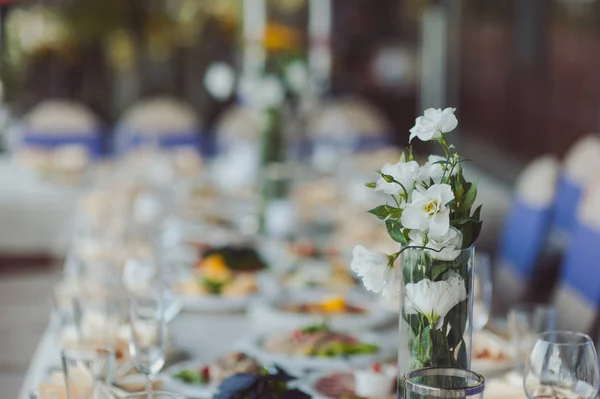 Belle décoration de fleurs au mariage — Photo