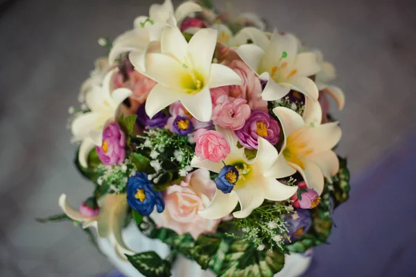 Schöne Blumendekoration bei der Hochzeit — Stockfoto