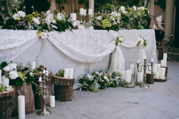 Schöne Blumendekoration bei der Hochzeit — Stockfoto