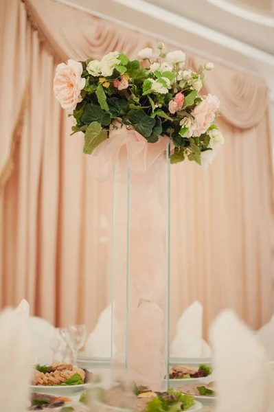 Schöne Blumendekoration bei der Hochzeit — Stockfoto