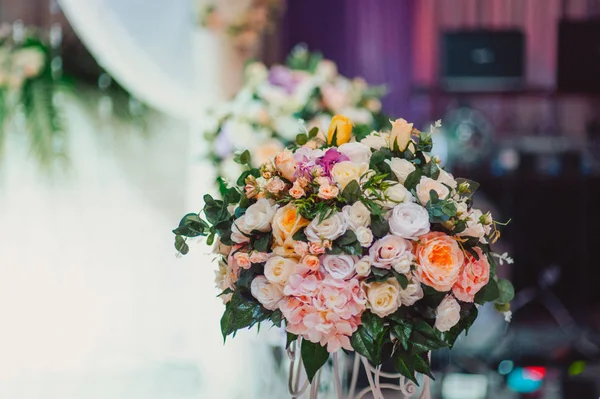 Schöne Blumendekoration bei der Hochzeit — Stockfoto