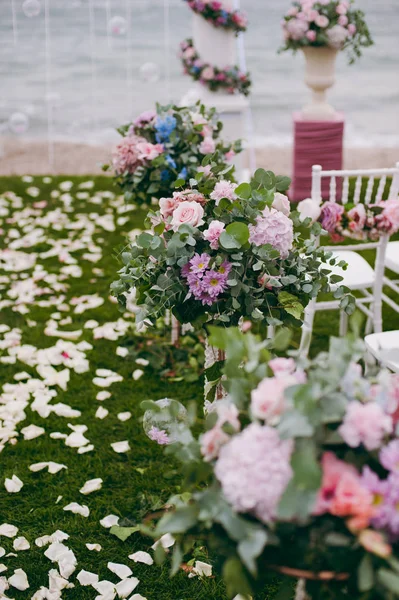 Schöne Blumendekoration bei der Hochzeit — Stockfoto