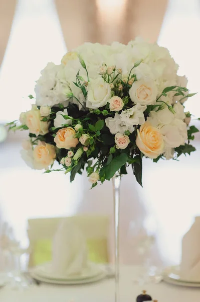 美丽的花在婚礼上的装饰 — 图库照片