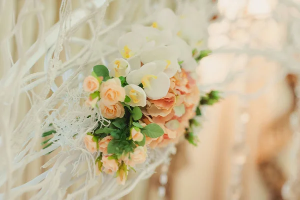 Schöne Blumendekoration bei der Hochzeit — Stockfoto