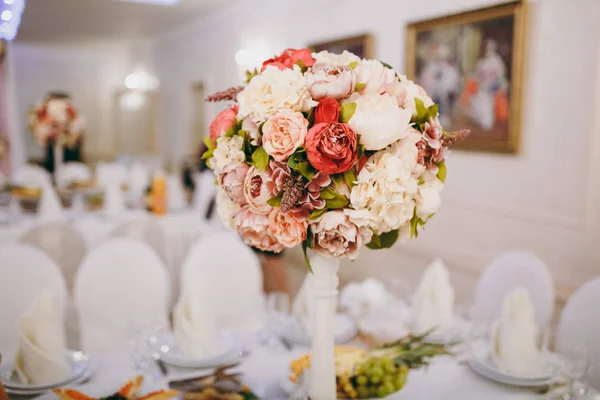 Vacker dekoration av blommor vid bröllopet — Stockfoto