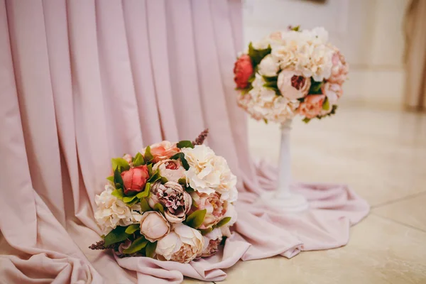 Hermosa decoración de flores en la boda — Foto de Stock