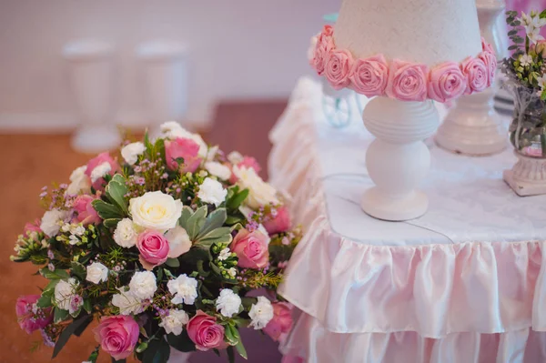 Hermosa decoración de flores en la boda — Foto de Stock