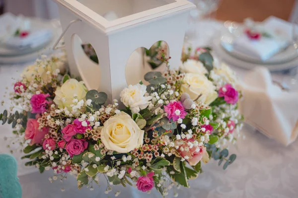 Vacker dekoration av blommor vid bröllopet — Stockfoto