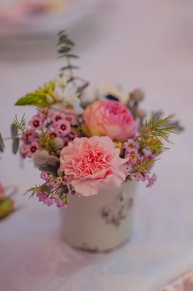 Schöne Blumendekoration bei der Hochzeit — Stockfoto