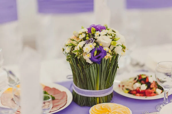 Красивое оформление цветов на свадьбе — стоковое фото
