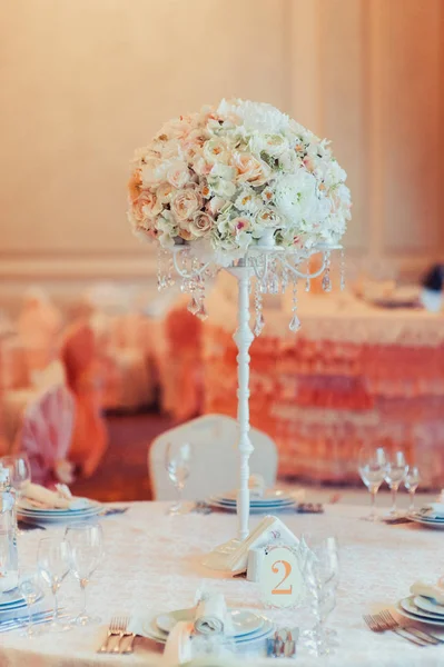 Vacker dekoration av blommor vid bröllopet — Stockfoto