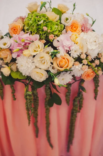 Schöne Blumendekoration bei der Hochzeit — Stockfoto