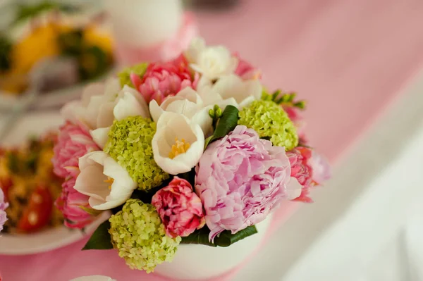 美丽的花在婚礼上的装饰 — 图库照片