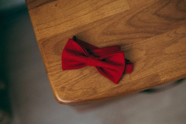 Чоловічі аксесуари, краватка зверху, плоска лежала на дерев'яному фоні дошки — стокове фото