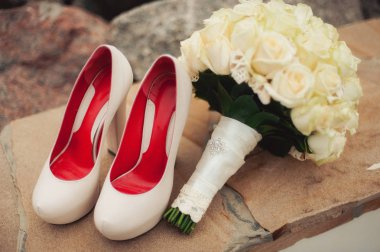 Nedime elbise, Ayakkabı, jartiyer, buket, yüzük, bilezik, boncuk, aksesuarlar