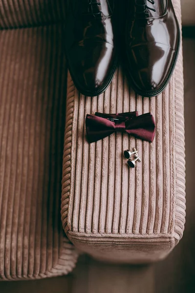 Zapatos reloj mariposa corbata gemelos novio para boda — Foto de Stock