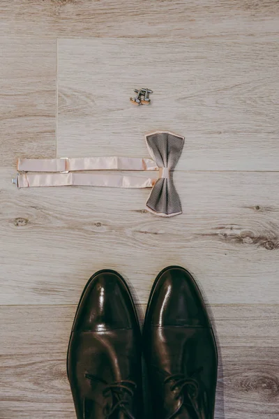 Zapatos reloj mariposa corbata gemelos novio para boda — Foto de Stock