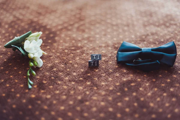 Sapatos assistir borboleta decote abotoaduras noivo para casamento — Fotografia de Stock